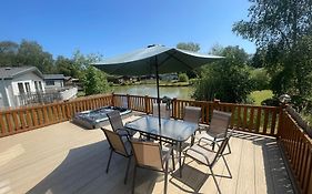 Luxury Lakeside Lodge L1 With Hot Tub Situated At Tattershall Lakes Country Park